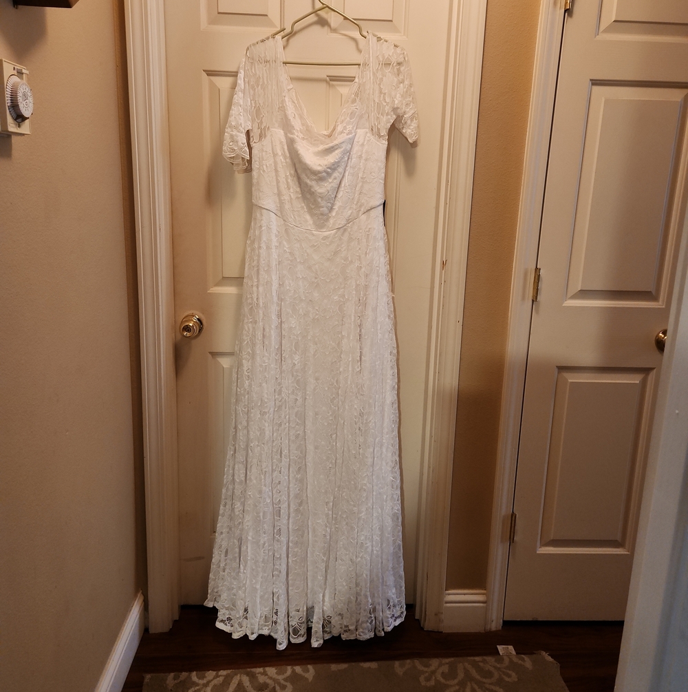 torrid white Lace wedding Dress with lace neckline,never worn went with other